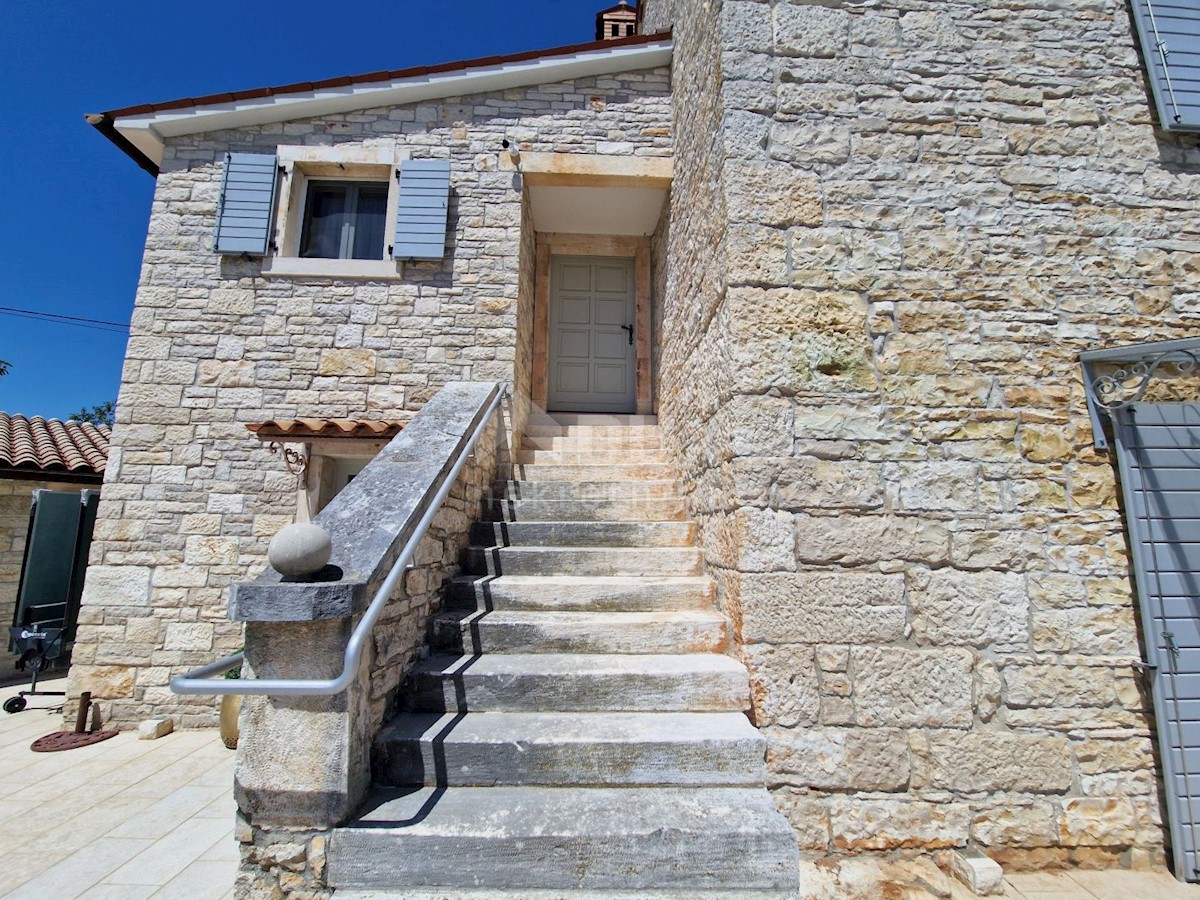 ISTRIA, SVETVINČENAT - Casa istriana in pietra con un appartamento aggiuntivo in una posizione tranquilla