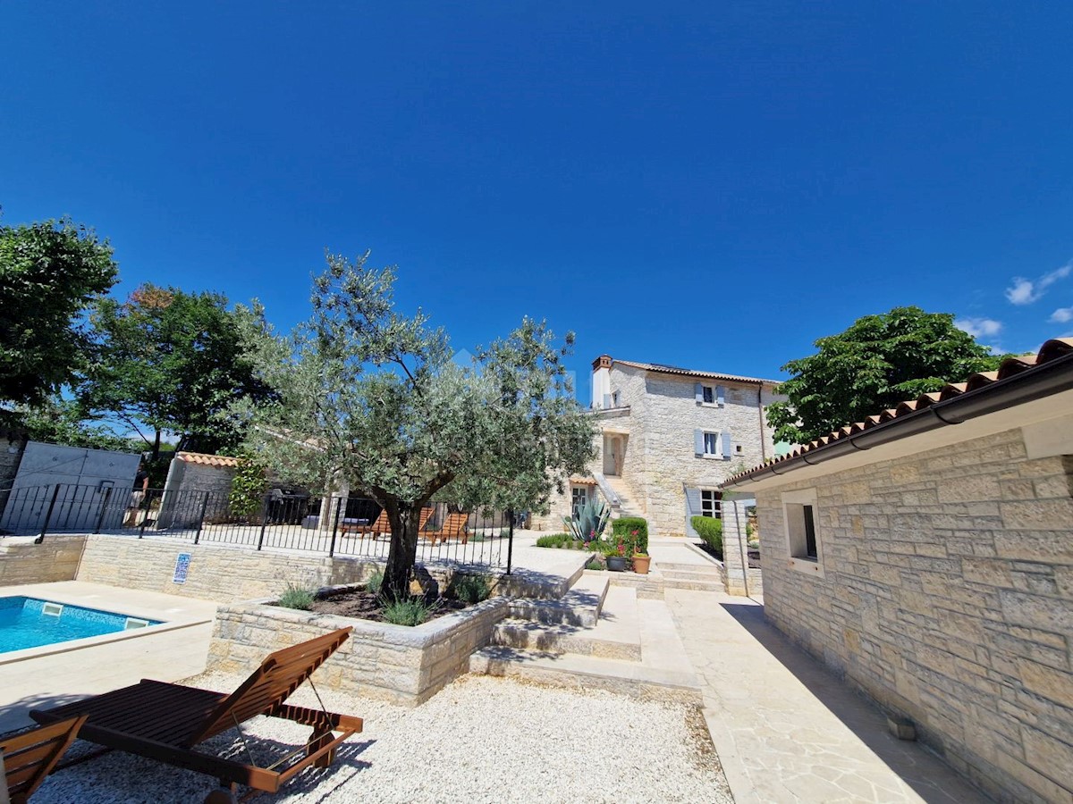 ISTRIA, SVETVINČENAT - Casa istriana in pietra con un appartamento aggiuntivo in una posizione tranquilla