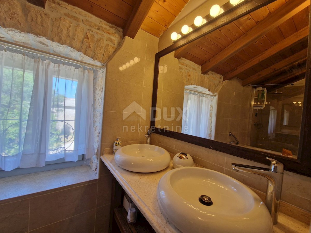 ISTRIA, SVETVINČENAT - Casa istriana in pietra con un appartamento aggiuntivo in una posizione tranquilla