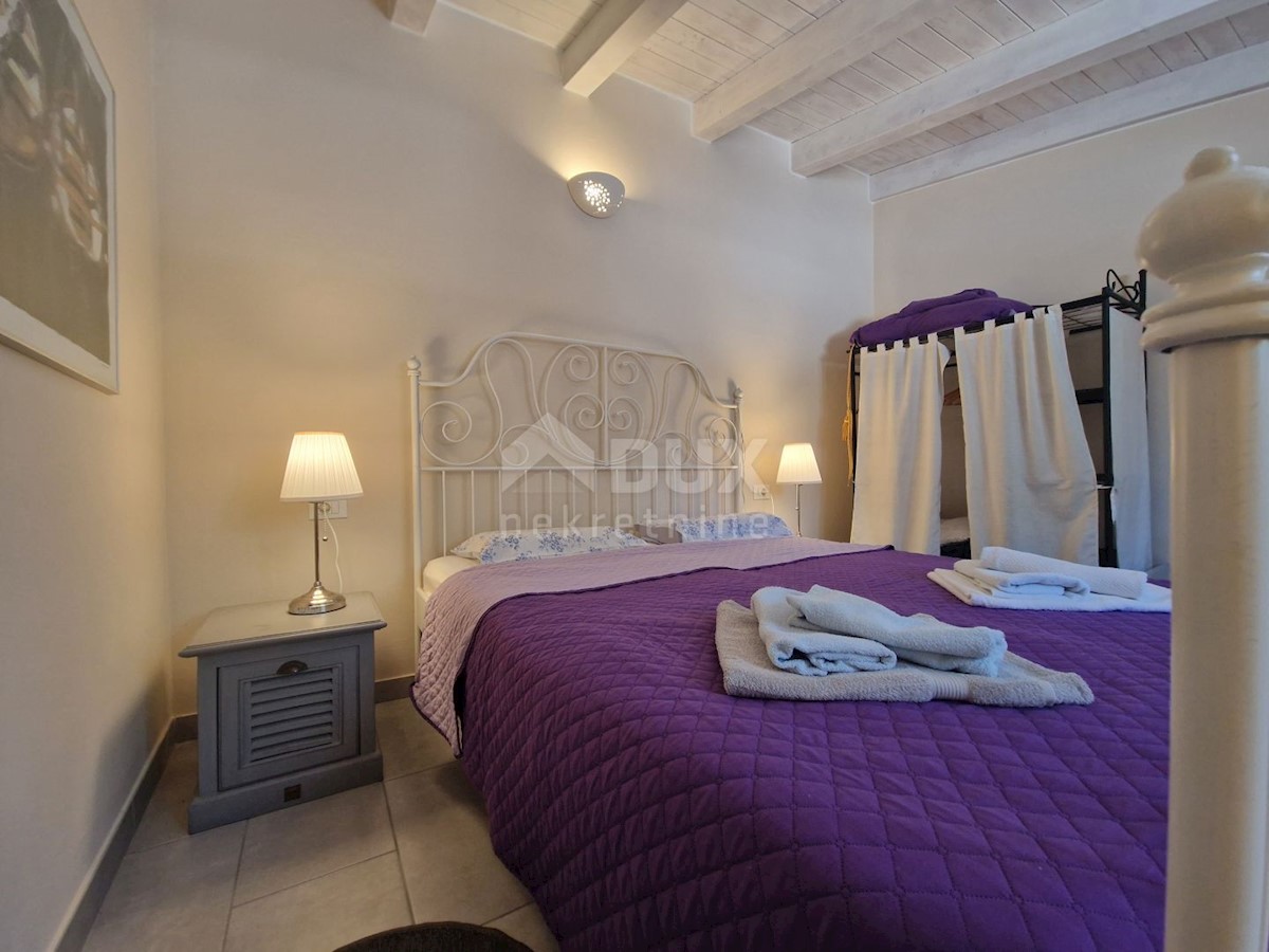 ISTRIA, SVETVINČENAT - Casa istriana in pietra con un appartamento aggiuntivo in una posizione tranquilla