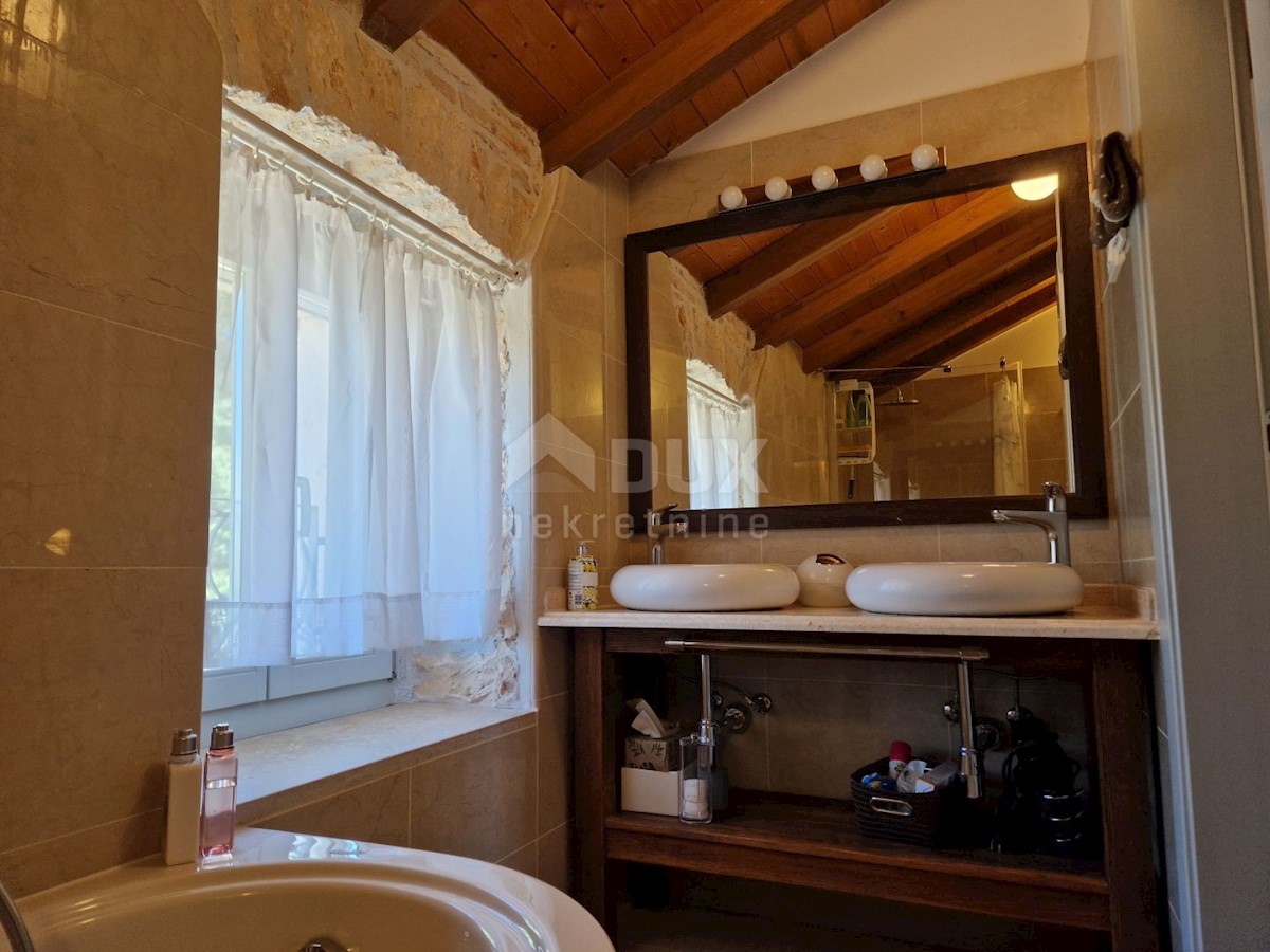 ISTRIA, SVETVINČENAT - Casa istriana in pietra con un appartamento aggiuntivo in una posizione tranquilla