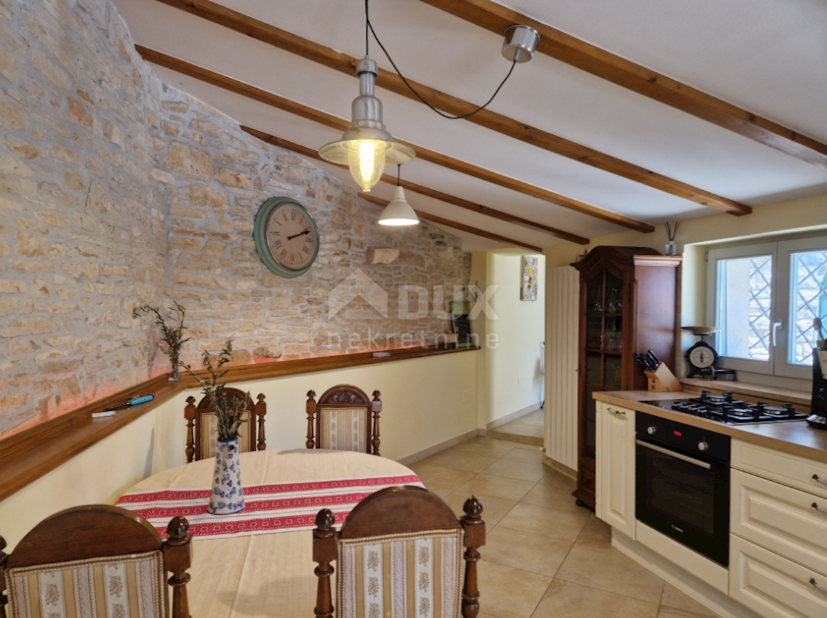 ISTRIA, SVETVINČENAT - Casa istriana in pietra con un appartamento aggiuntivo in una posizione tranquilla