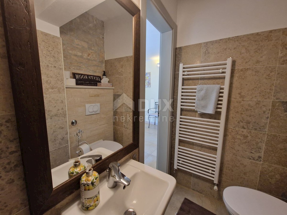 ISTRIA, SVETVINČENAT - Casa istriana in pietra con un appartamento aggiuntivo in una posizione tranquilla