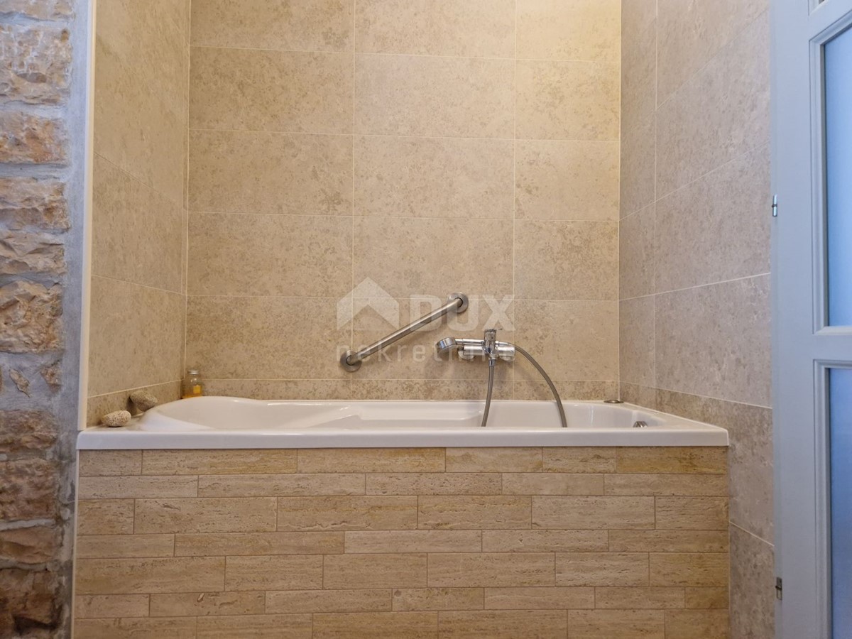 ISTRIA, SVETVINČENAT - Casa istriana in pietra con un appartamento aggiuntivo in una posizione tranquilla