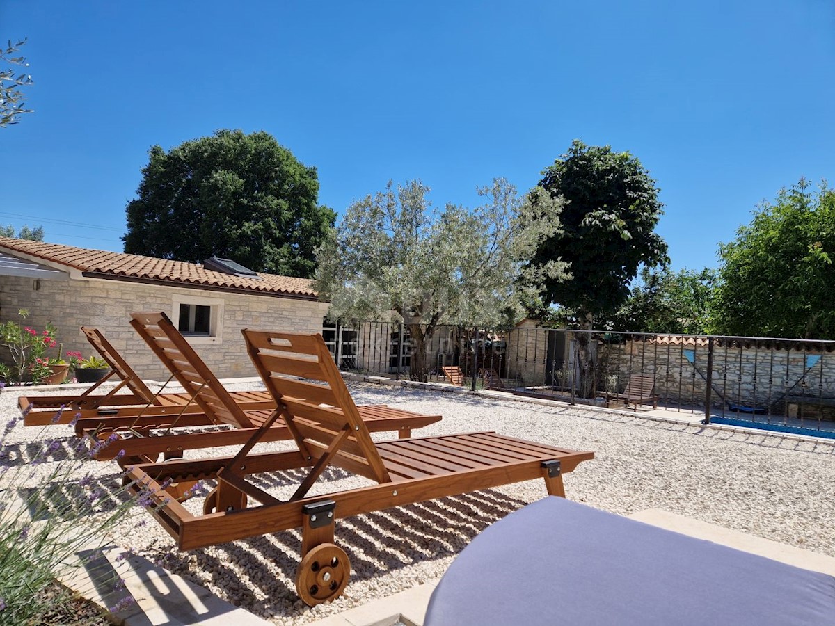 ISTRIA, SVETVINČENAT - Casa istriana in pietra con un appartamento aggiuntivo in una posizione tranquilla