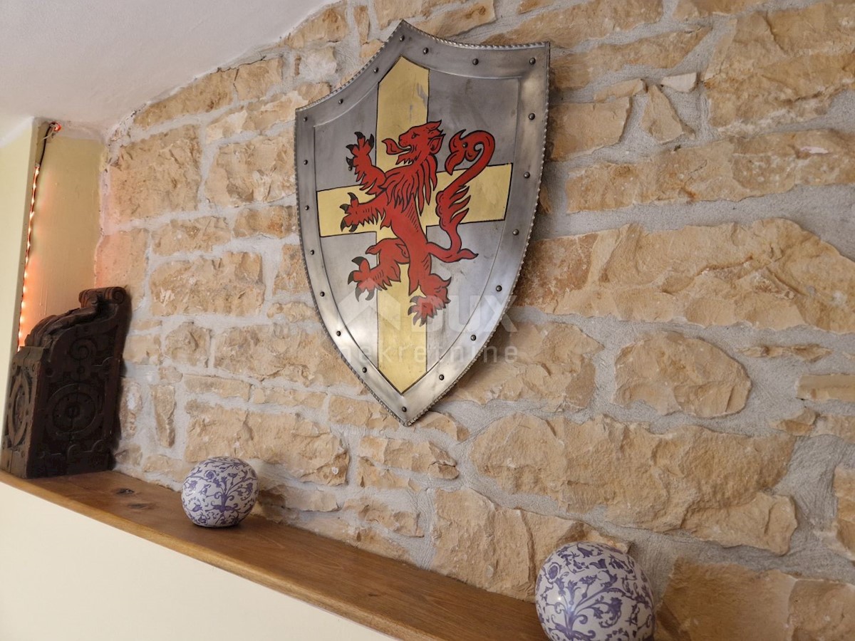 ISTRIA, SVETVINČENAT - Casa istriana in pietra con un appartamento aggiuntivo in una posizione tranquilla