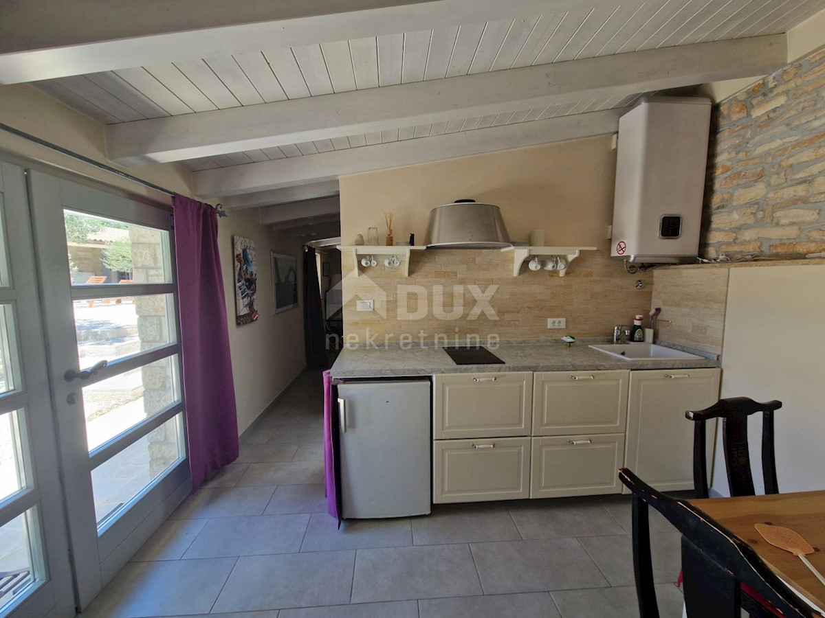 ISTRIA, SVETVINČENAT - Casa istriana in pietra con un appartamento aggiuntivo in una posizione tranquilla
