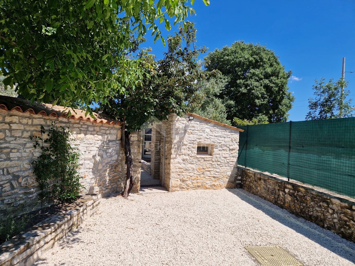 ISTRIA, SVETVINČENAT - Casa istriana in pietra con un appartamento aggiuntivo in una posizione tranquilla