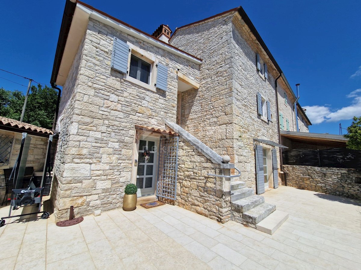 ISTRIA, SVETVINČENAT - Casa istriana in pietra con un appartamento aggiuntivo in una posizione tranquilla