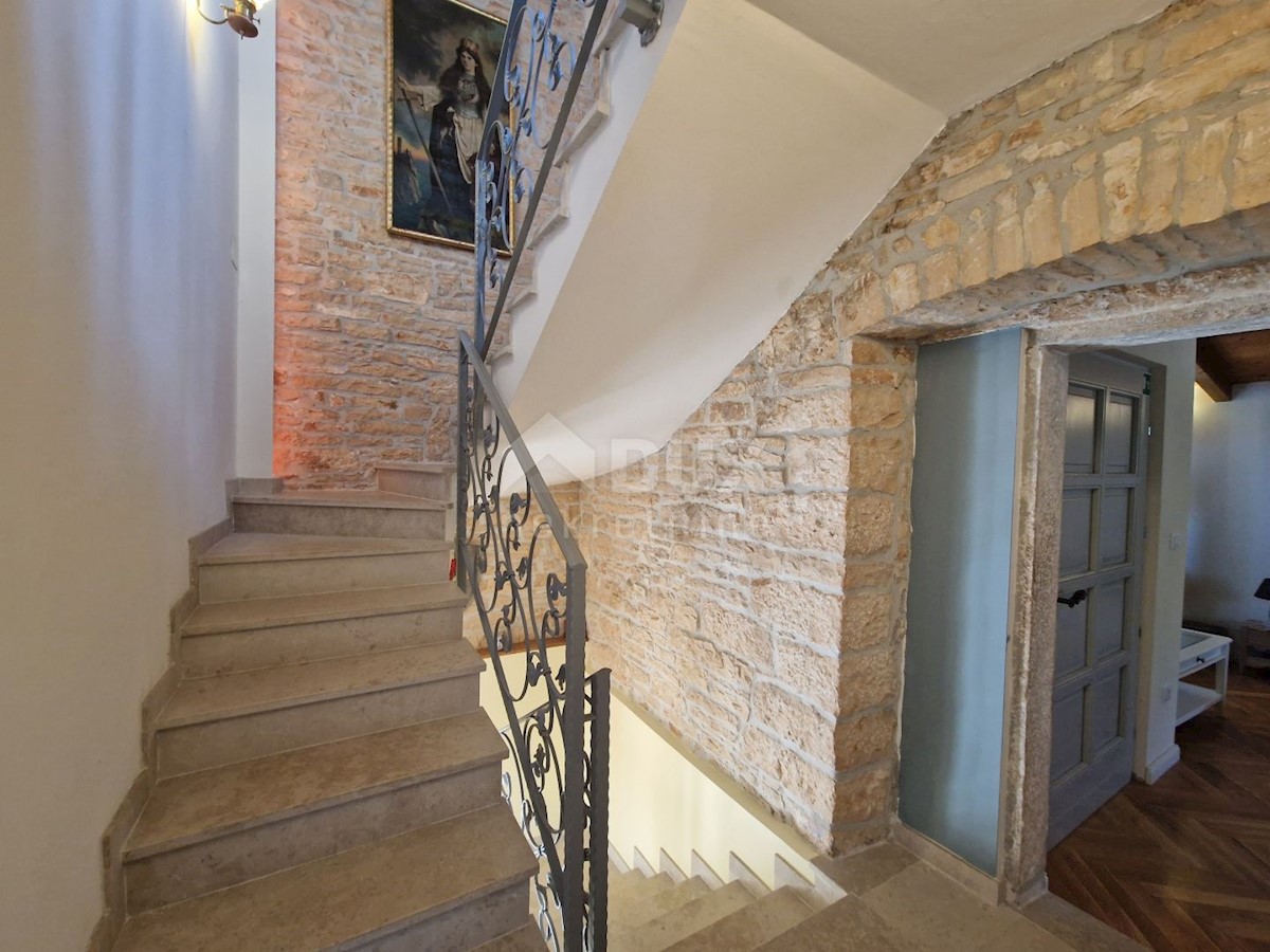 ISTRIA, SVETVINČENAT - Casa istriana in pietra con un appartamento aggiuntivo in una posizione tranquilla