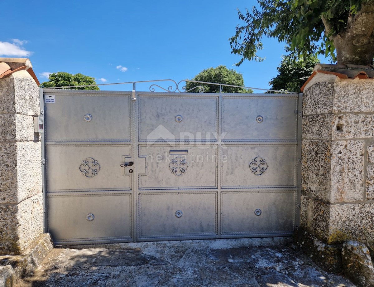 ISTRIA, SVETVINČENAT - Casa istriana in pietra con un appartamento aggiuntivo in una posizione tranquilla
