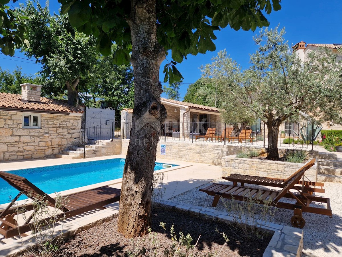 ISTRIA, SVETVINČENAT - Casa istriana in pietra con un appartamento aggiuntivo in una posizione tranquilla