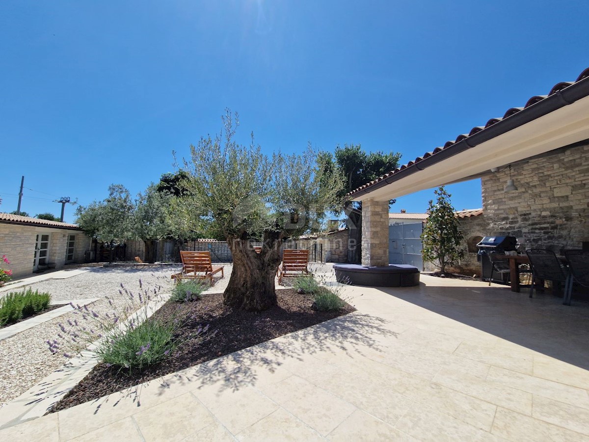 ISTRIA, SVETVINČENAT - Casa istriana in pietra con un appartamento aggiuntivo in una posizione tranquilla