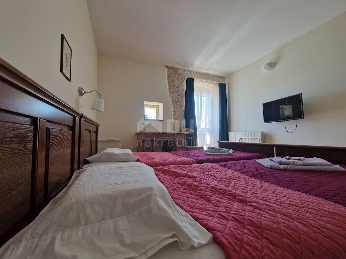 ISTRIA, SVETVINČENAT - Casa istriana in pietra con un appartamento aggiuntivo in una posizione tranquilla