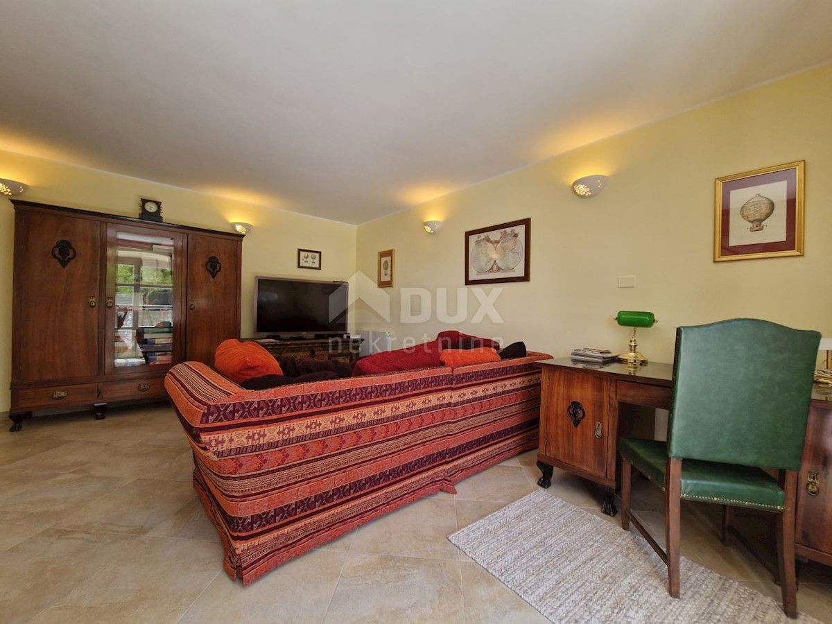 ISTRIA, SVETVINČENAT - Casa istriana in pietra con un appartamento aggiuntivo in una posizione tranquilla