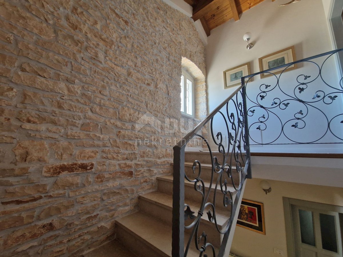 ISTRIA, SVETVINČENAT - Casa istriana in pietra con un appartamento aggiuntivo in una posizione tranquilla