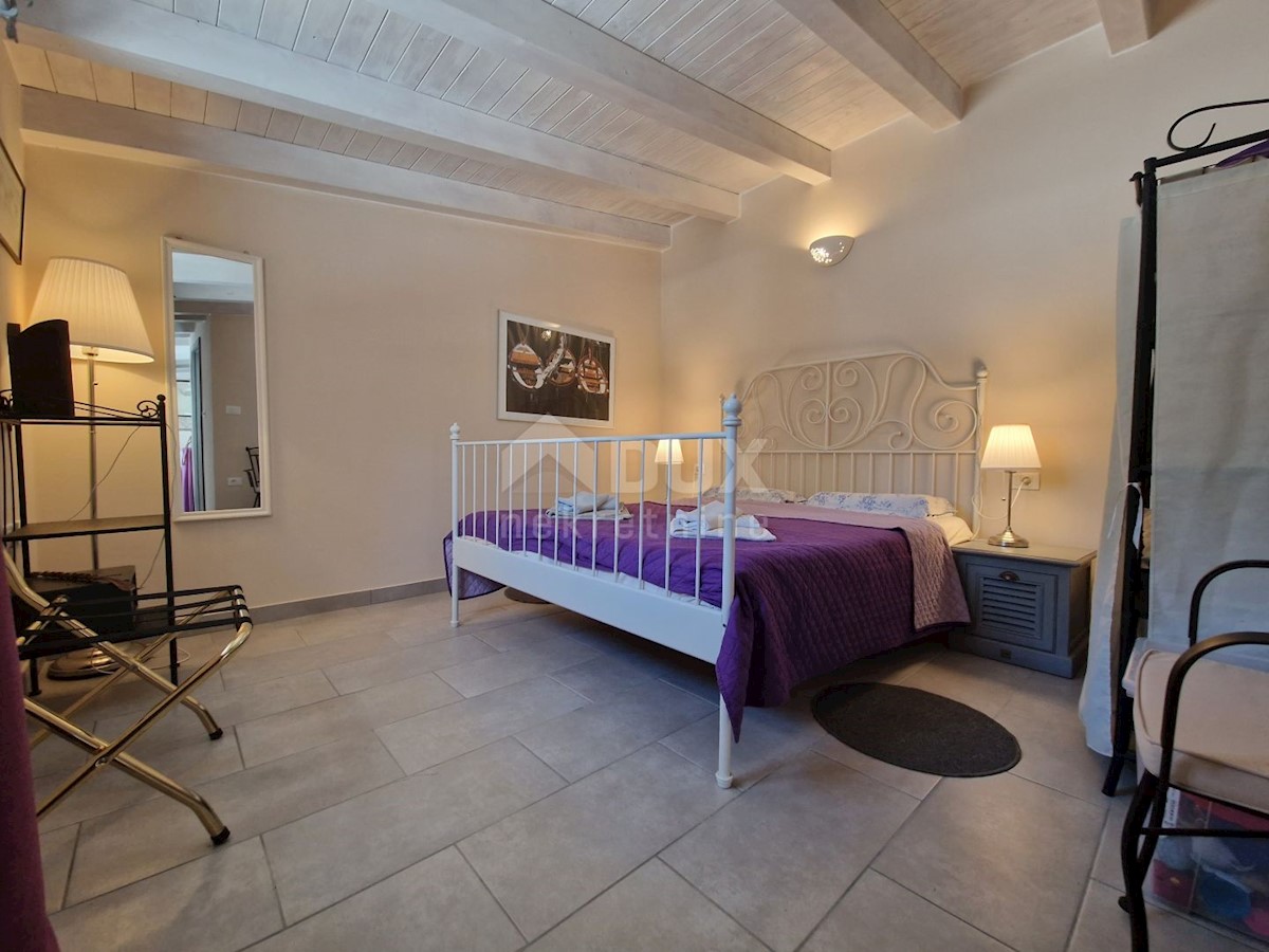 ISTRIA, SVETVINČENAT - Casa istriana in pietra con un appartamento aggiuntivo in una posizione tranquilla