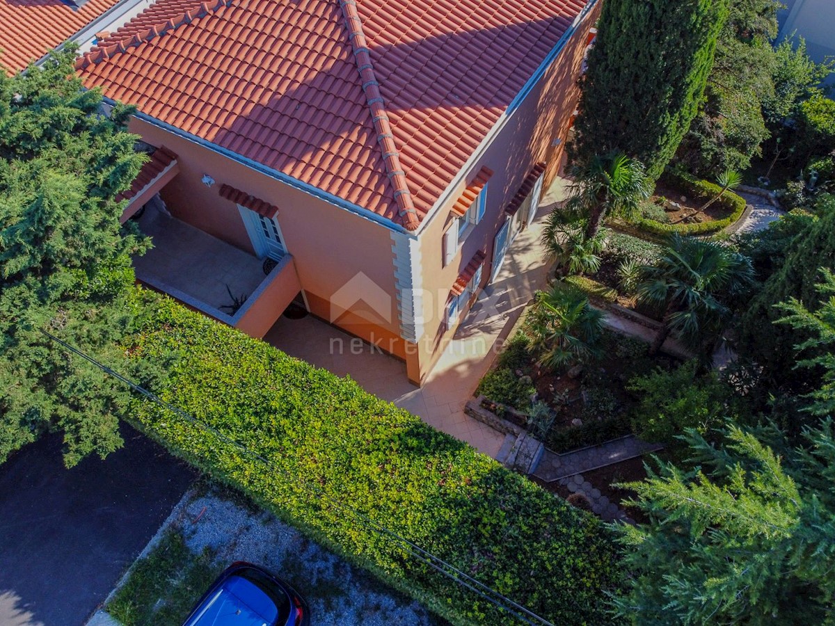 CRIKVENICA, DRAMALJ - villa rustica con giardino romano a soli 250 metri dalla spiaggia, GARAGE, esclusivo