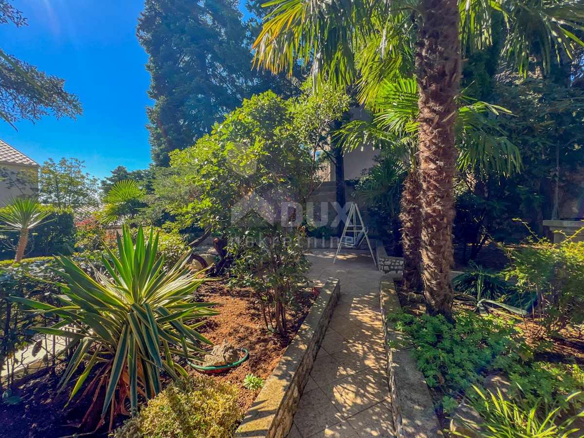 CRIKVENICA, DRAMALJ - villa rustica con giardino romano a soli 250 metri dalla spiaggia, GARAGE, esclusivo