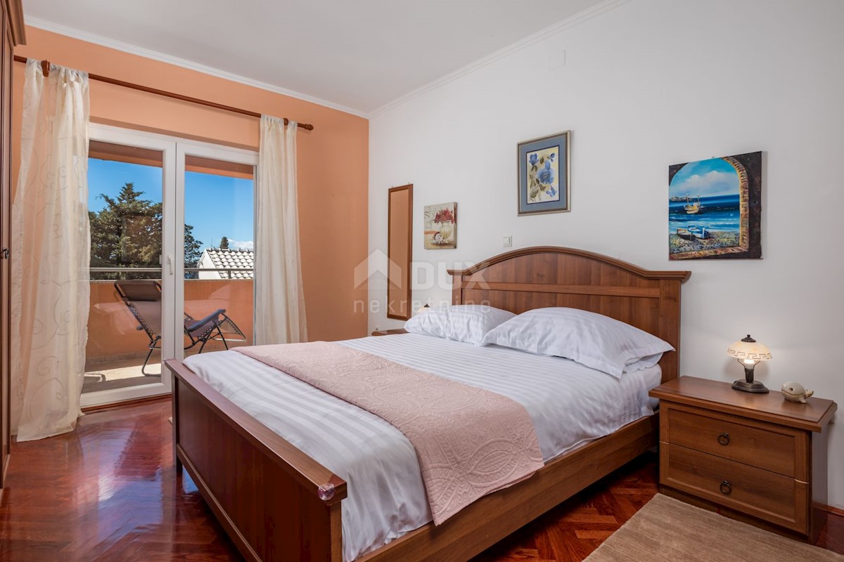 CRIKVENICA, DRAMALJ - villa rustica con giardino romano a soli 250 metri dalla spiaggia, GARAGE, esclusivo