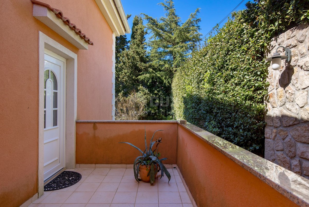 CRIKVENICA, DRAMALJ - villa rustica con giardino romano a soli 250 metri dalla spiaggia, GARAGE, esclusivo