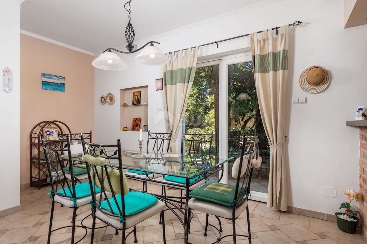 CRIKVENICA, DRAMALJ - villa rustica con giardino romano a soli 250 metri dalla spiaggia, GARAGE, esclusivo