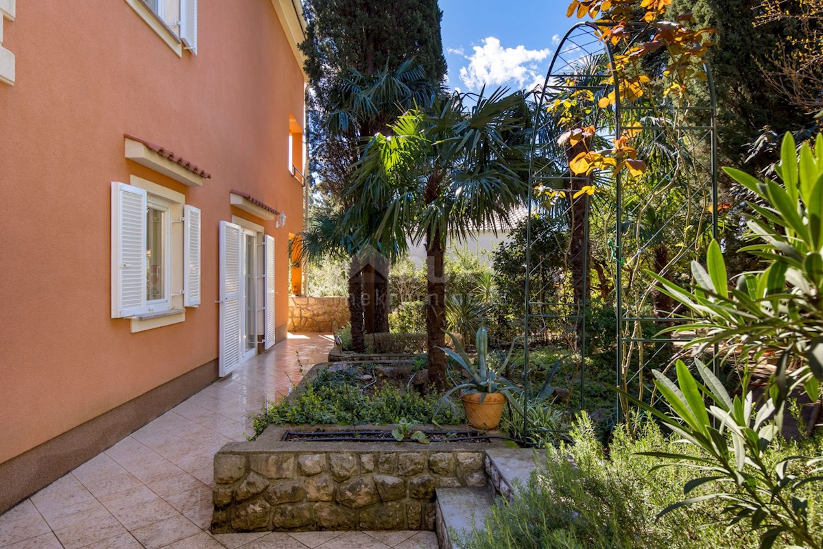 CRIKVENICA, DRAMALJ - villa rustica con giardino romano a soli 250 metri dalla spiaggia, GARAGE, esclusivo