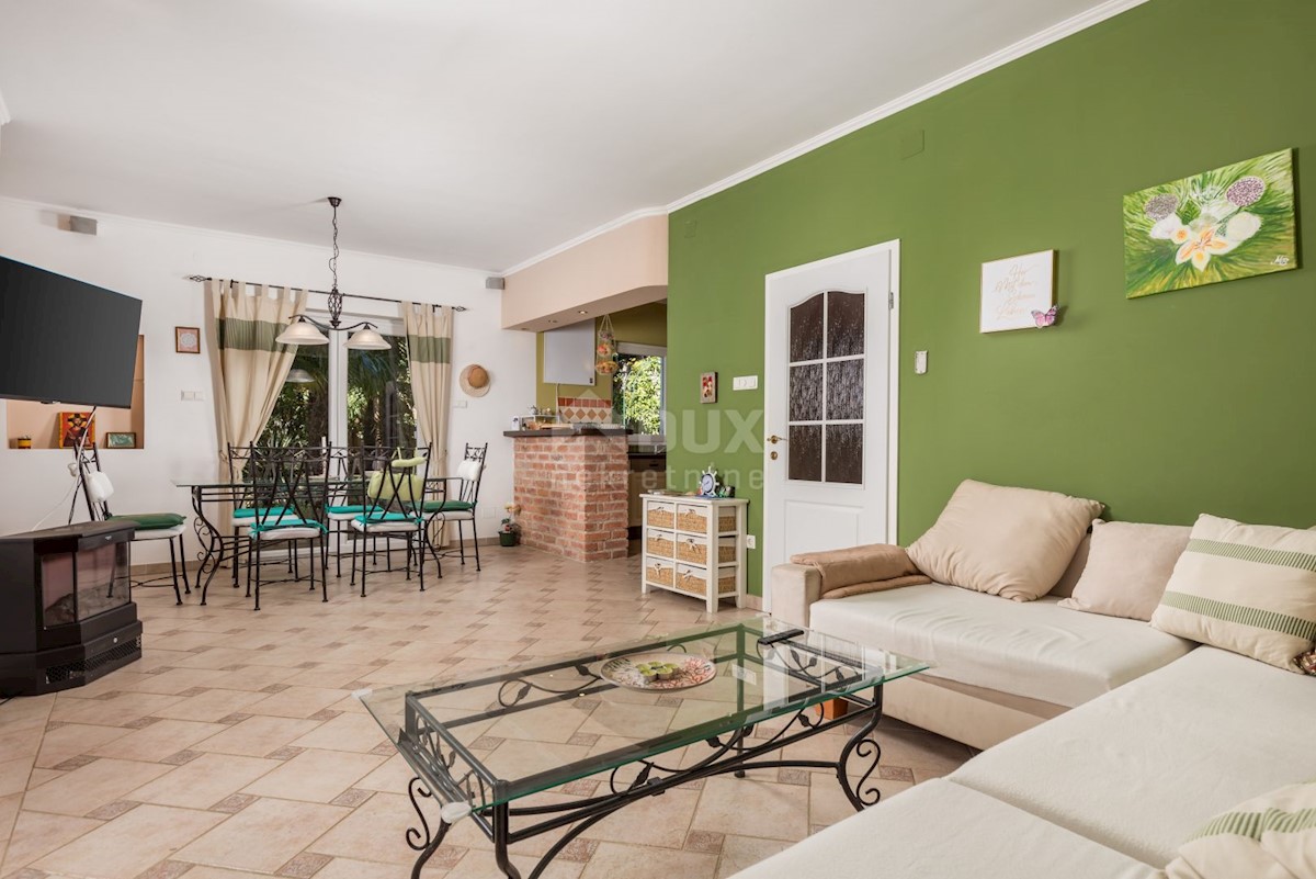 CRIKVENICA, DRAMALJ - villa rustica con giardino romano a soli 250 metri dalla spiaggia, GARAGE, esclusivo