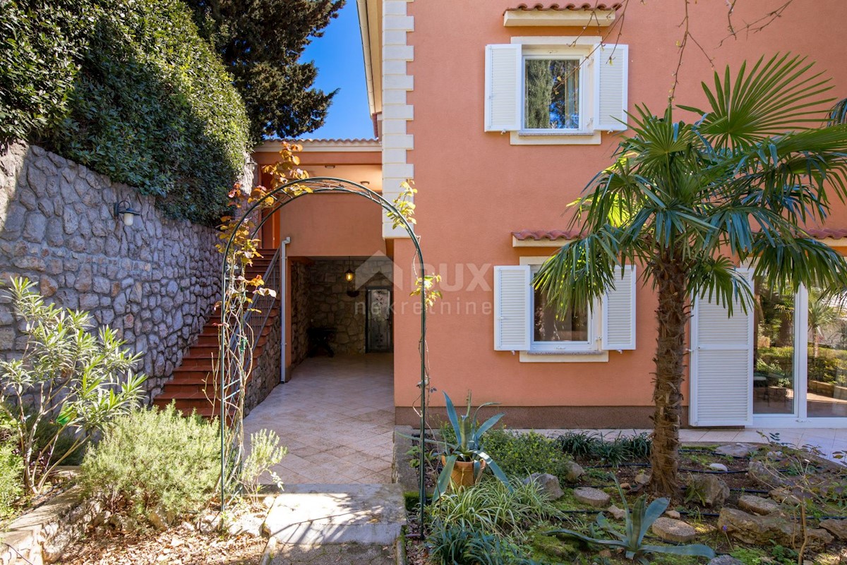 CRIKVENICA, DRAMALJ - villa rustica con giardino romano a soli 250 metri dalla spiaggia, GARAGE, esclusivo