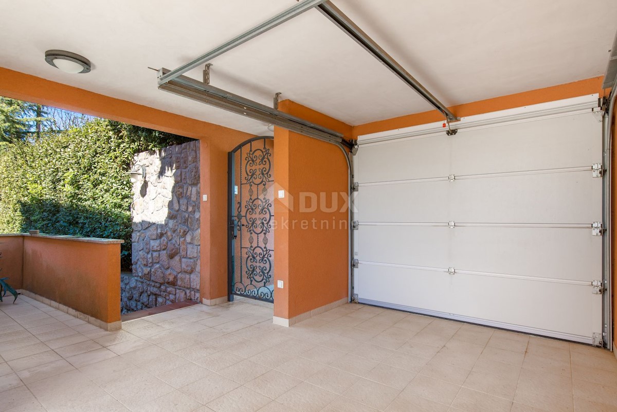 CRIKVENICA, DRAMALJ - villa rustica con giardino romano a soli 250 metri dalla spiaggia, GARAGE, esclusivo