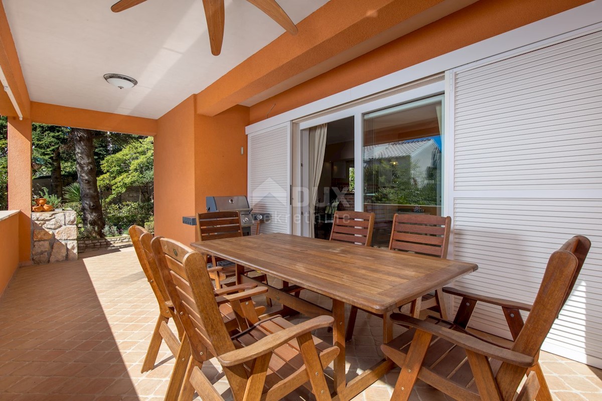 CRIKVENICA, DRAMALJ - villa rustica con giardino romano a soli 250 metri dalla spiaggia, GARAGE, esclusivo