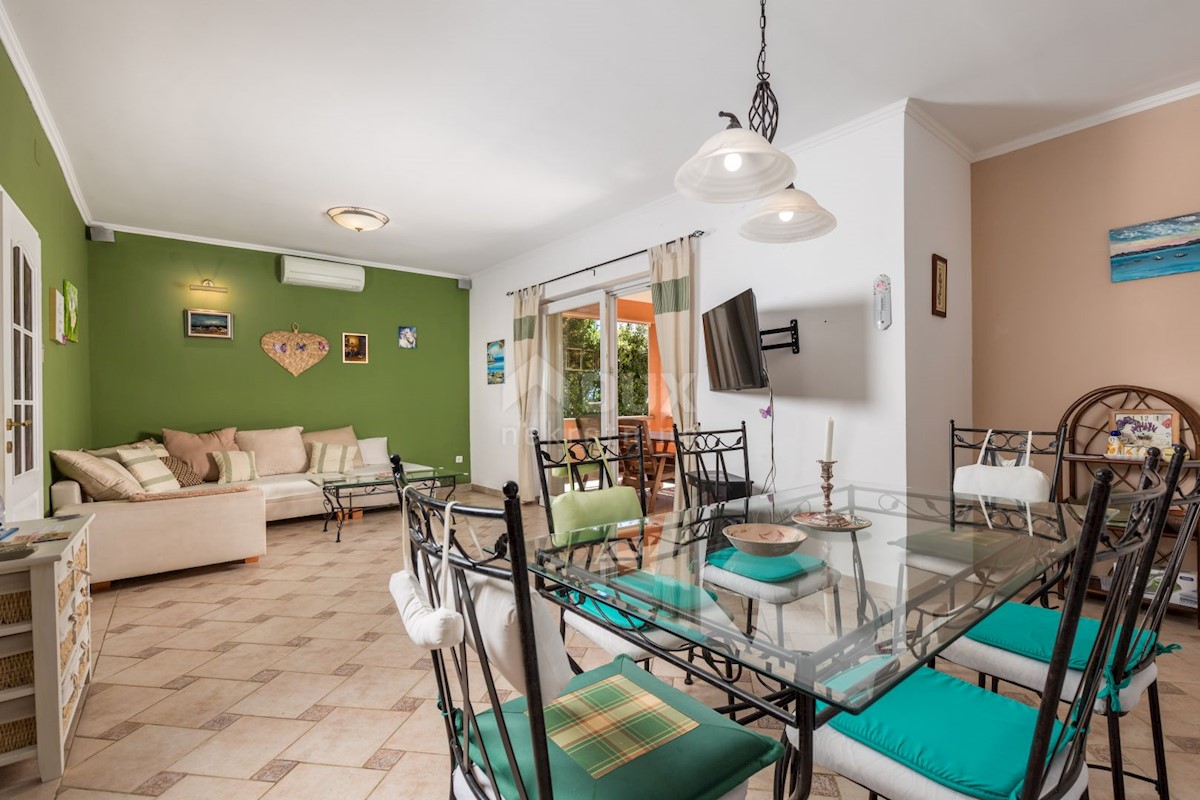 CRIKVENICA, DRAMALJ - villa rustica con giardino romano a soli 250 metri dalla spiaggia, GARAGE, esclusivo