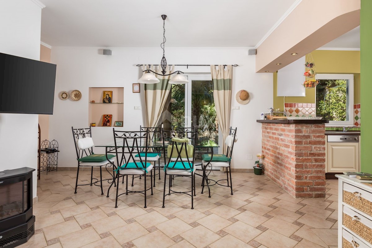 CRIKVENICA, DRAMALJ - villa rustica con giardino romano a soli 250 metri dalla spiaggia, GARAGE, esclusivo