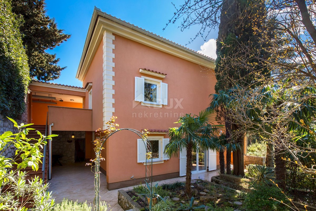 CRIKVENICA, DRAMALJ - villa rustica con giardino romano a soli 250 metri dalla spiaggia, GARAGE, esclusivo