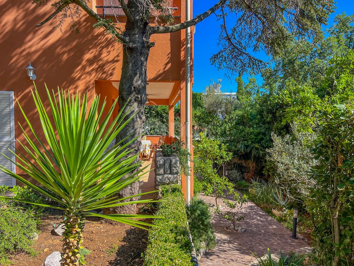 CRIKVENICA, DRAMALJ - villa rustica con giardino romano a soli 250 metri dalla spiaggia, GARAGE, esclusivo