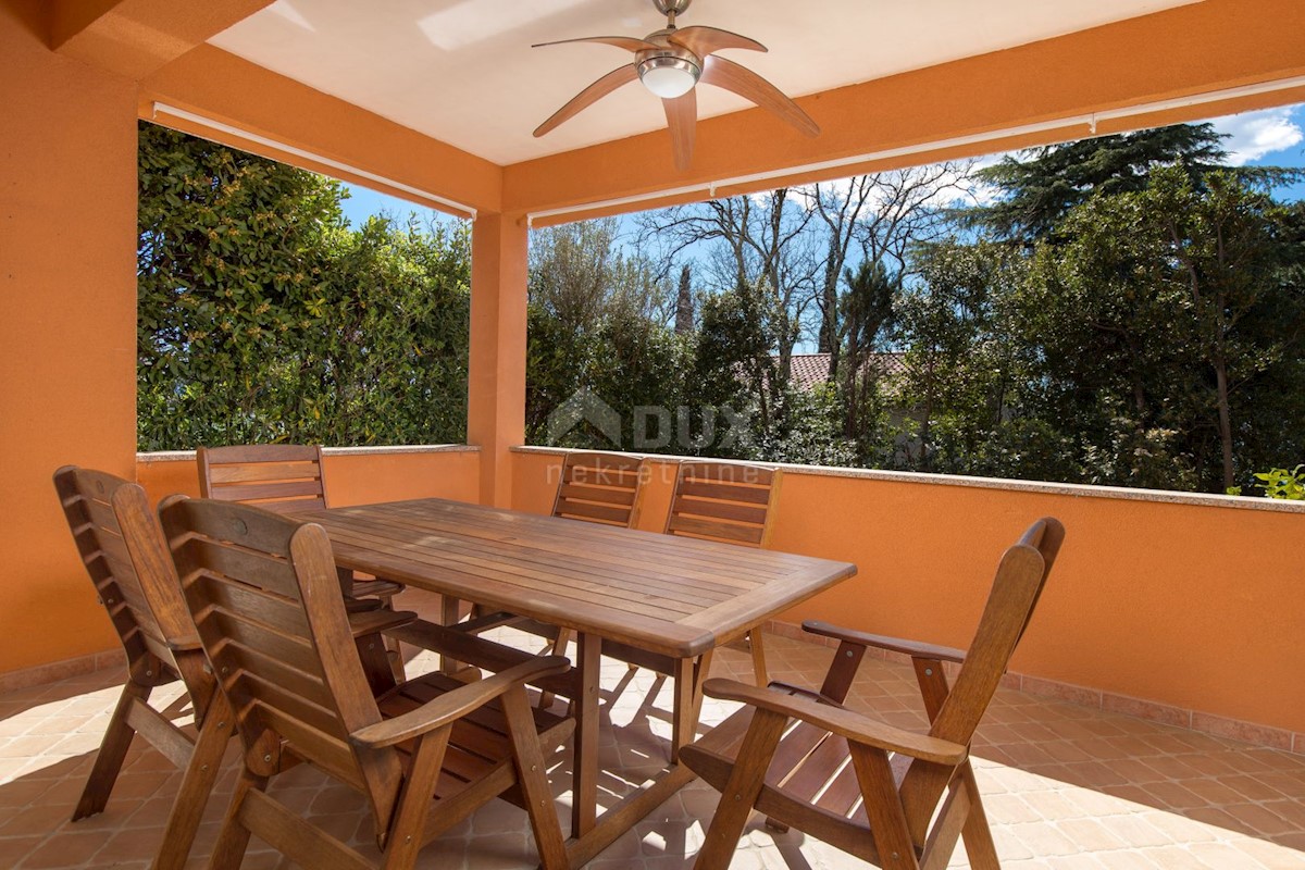 CRIKVENICA, DRAMALJ - villa rustica con giardino romano a soli 250 metri dalla spiaggia, GARAGE, esclusivo