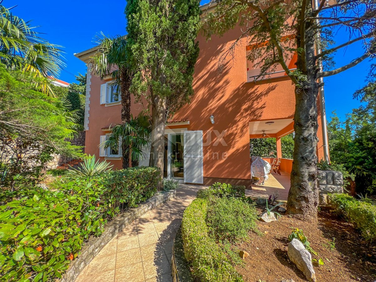 CRIKVENICA, DRAMALJ - villa rustica con giardino romano a soli 250 metri dalla spiaggia, GARAGE, esclusivo