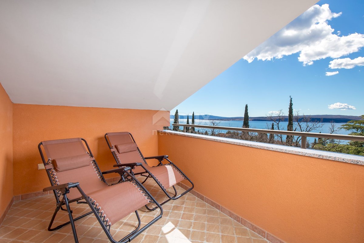 CRIKVENICA, DRAMALJ - villa rustica con giardino romano a soli 250 metri dalla spiaggia, GARAGE, esclusivo