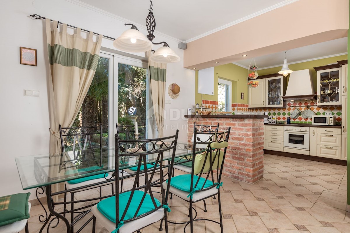 CRIKVENICA, DRAMALJ - villa rustica con giardino romano a soli 250 metri dalla spiaggia, GARAGE, esclusivo