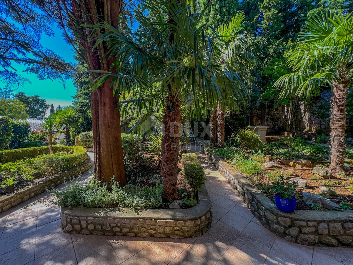 CRIKVENICA, DRAMALJ - villa rustica con giardino romano a soli 250 metri dalla spiaggia, GARAGE, esclusivo