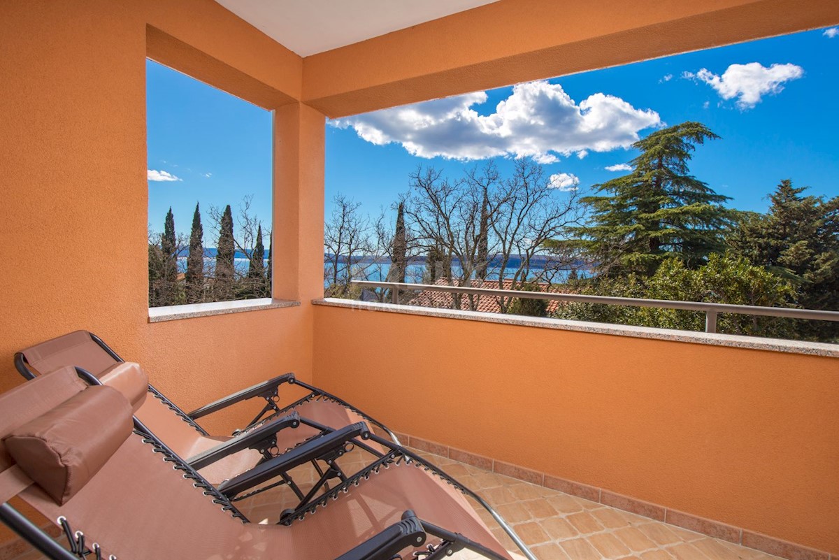 CRIKVENICA, DRAMALJ - villa rustica con giardino romano a soli 250 metri dalla spiaggia, GARAGE, esclusivo