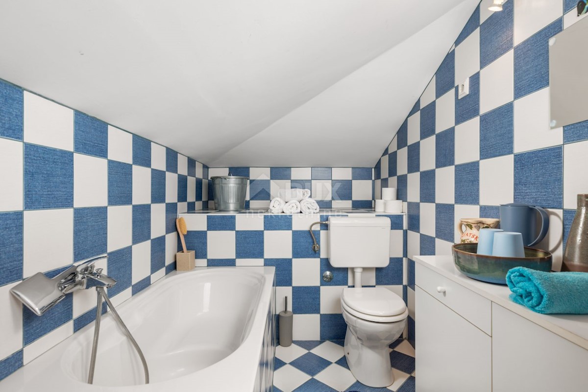 CRIKVENICA, DRAMALJ - villa rustica con giardino romano a soli 250 metri dalla spiaggia, GARAGE, esclusivo