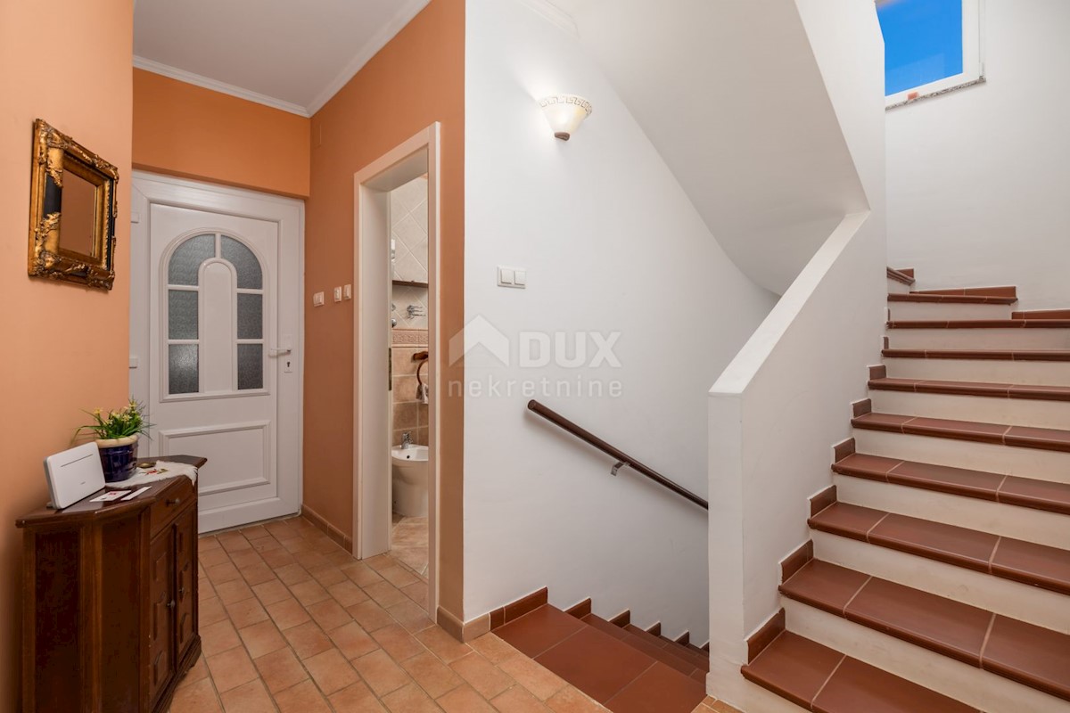 CRIKVENICA, DRAMALJ - villa rustica con giardino romano a soli 250 metri dalla spiaggia, GARAGE, esclusivo