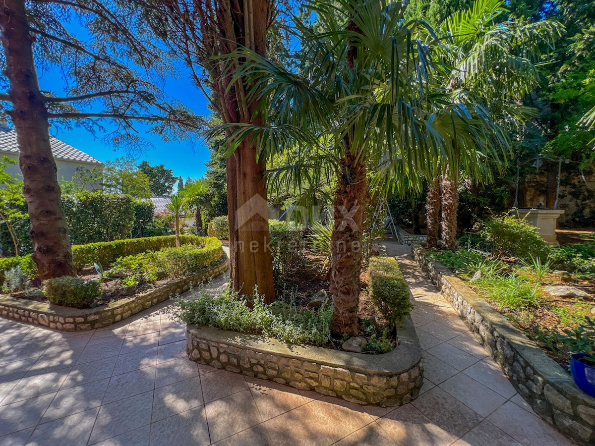 CRIKVENICA, DRAMALJ - villa rustica con giardino romano a soli 250 metri dalla spiaggia, GARAGE, esclusivo