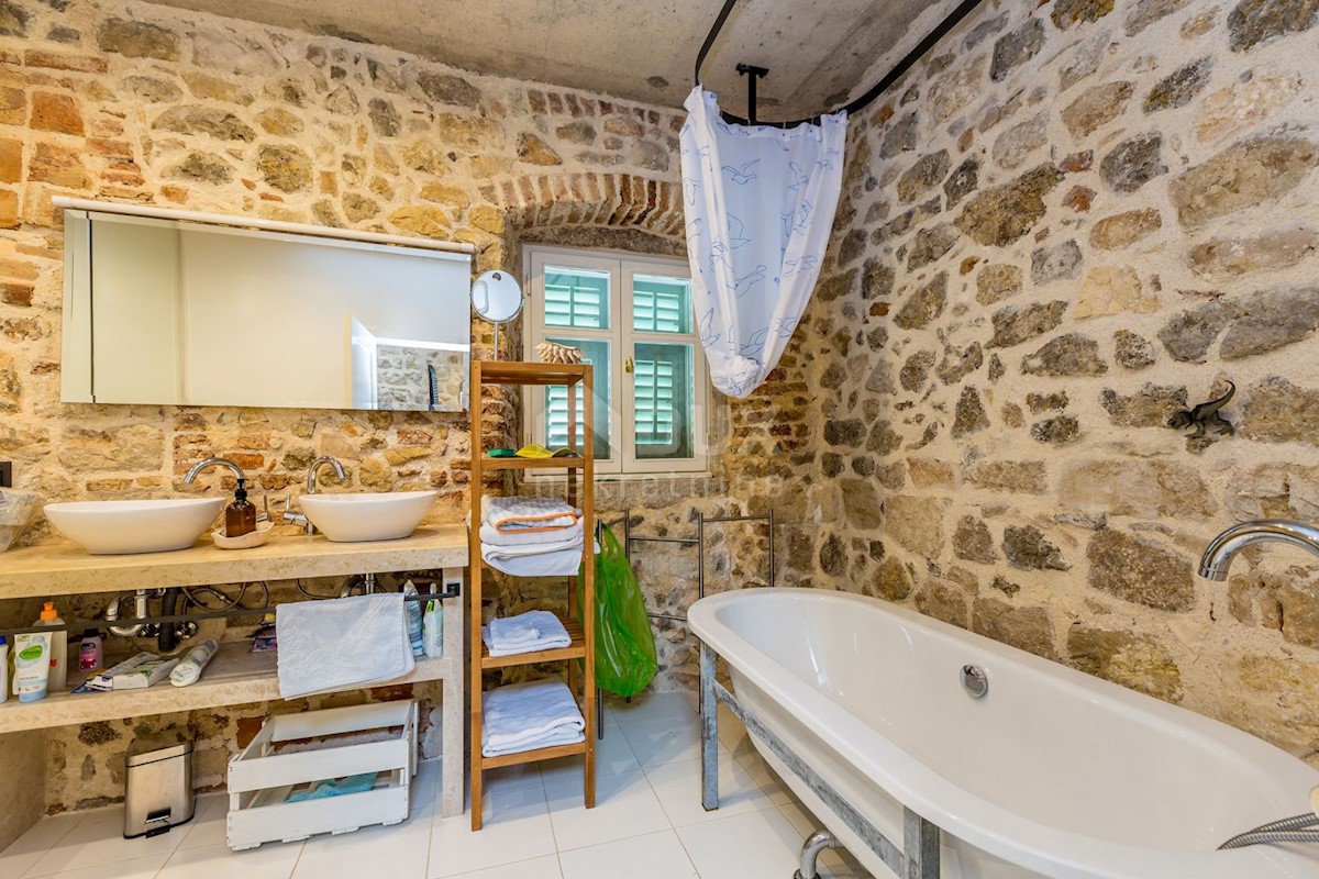 CITTÀ DI KRK - Casa di lusso con giardino e vista mare