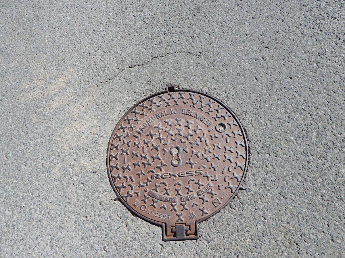 GORSKI KOTAR, SUNGER- vecchia casa + 2 annessi + ambiente 9000m2