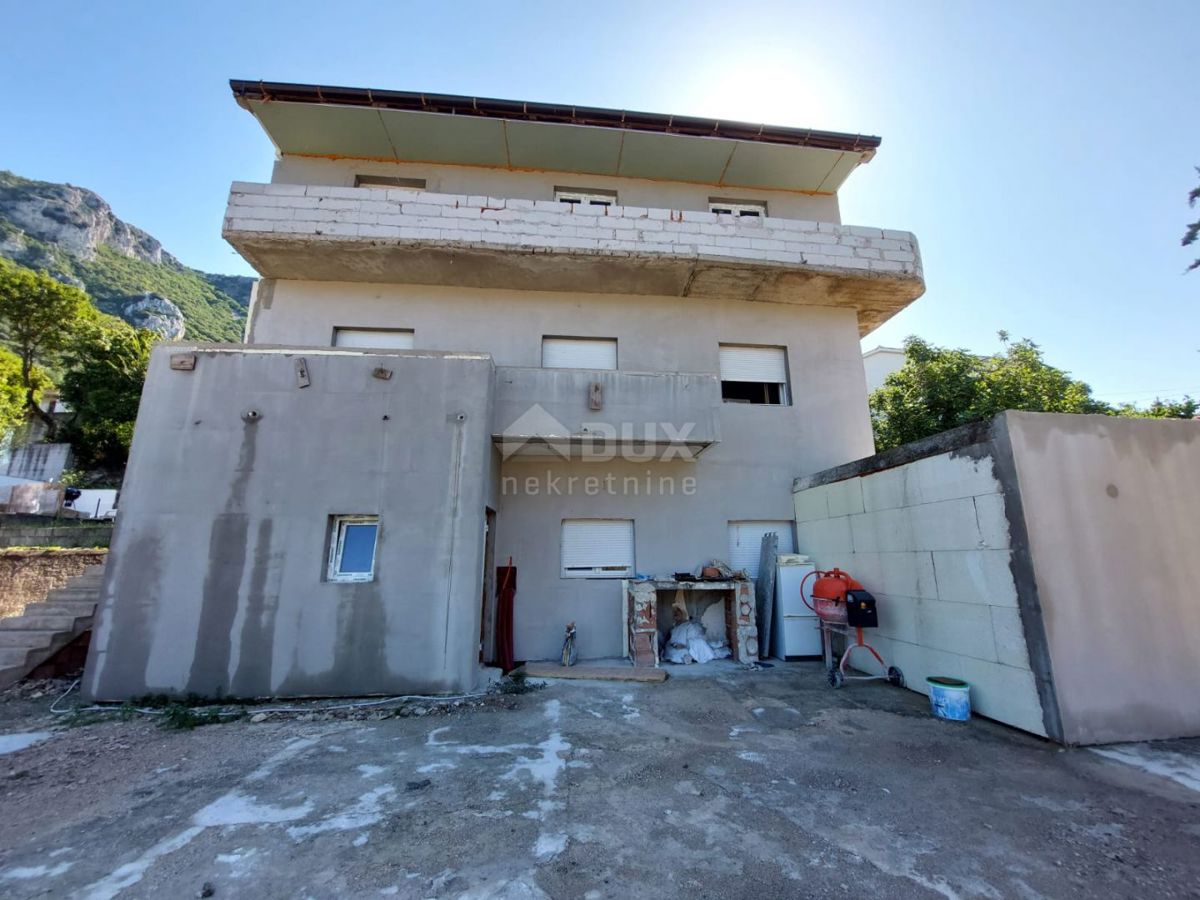 ISTRIA, ALBONA, DINTORNI - Casa su 3 piani in fase di ristrutturazione, a 2 km dal mare