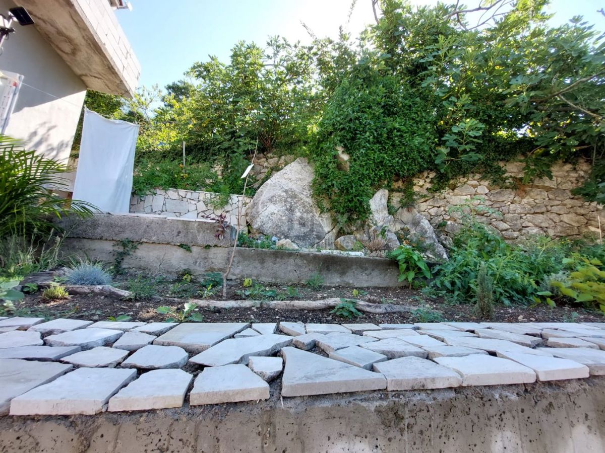 ISTRIA, ALBONA, DINTORNI - Casa su 3 piani in fase di ristrutturazione, a 2 km dal mare