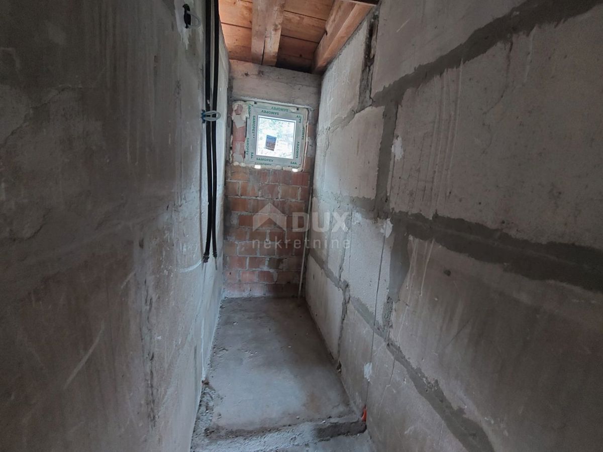 ISTRIA, ALBONA, DINTORNI - Casa su 3 piani in fase di ristrutturazione, a 2 km dal mare