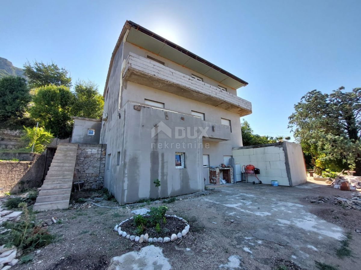 ISTRIA, ALBONA, DINTORNI - Casa su 3 piani in fase di ristrutturazione, a 2 km dal mare